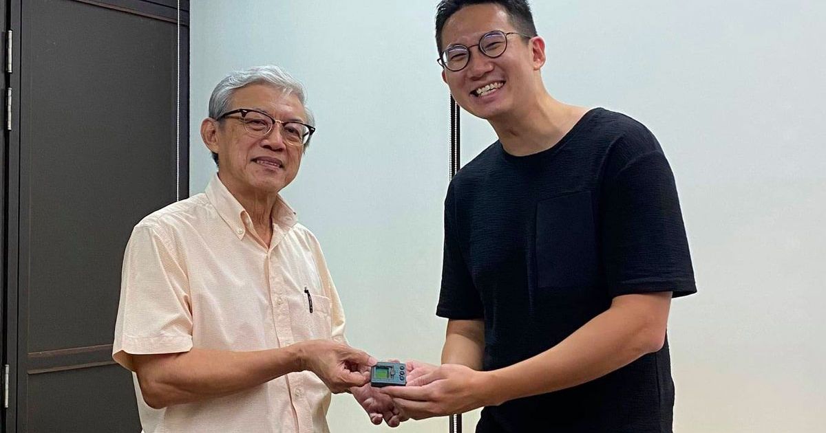 Questo professore ha restituito al suo alunno il Tamagotchi requisito in aula 21 anni fa