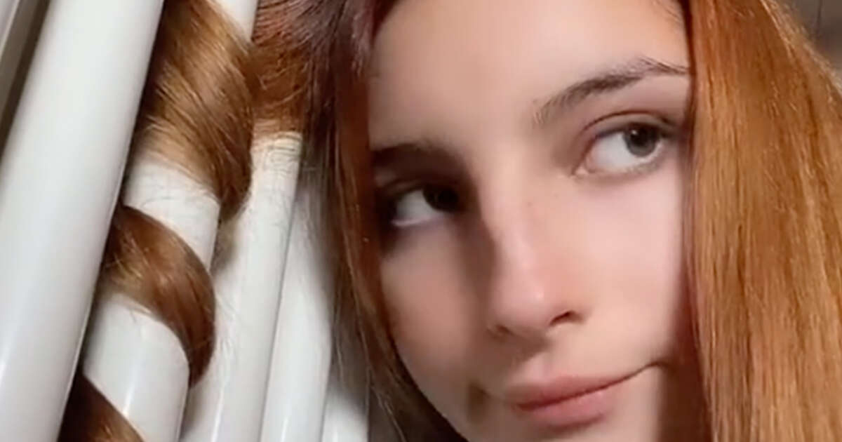 Per arricciare il capelli meglio il termosifone della piastra: il metodo per onde perfette spopola su Tik Tok