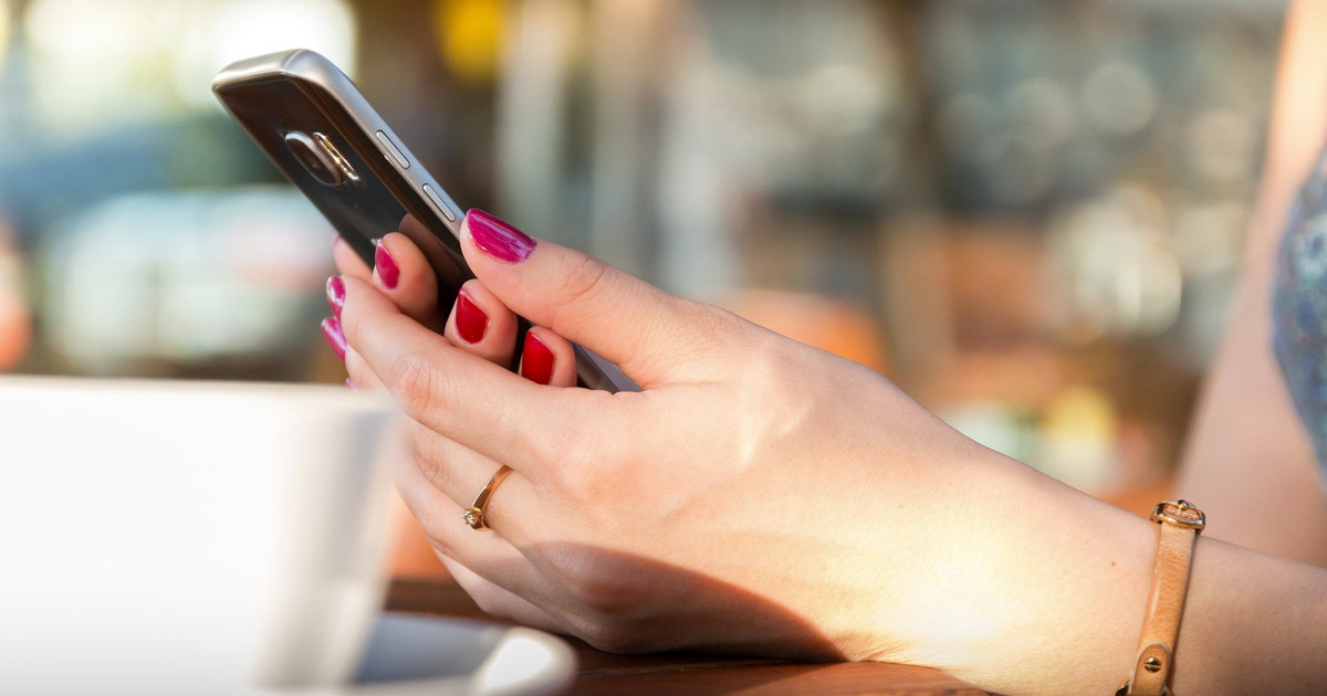 Scopre che il fidanzato la tradisce grazie alle impostazioni Wi-Fi del suo cellulare