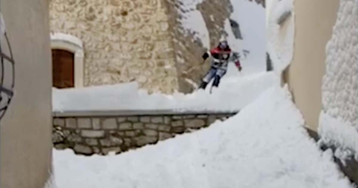 Dopo la grande nevicata a Rocca di Cambio si scia tra le strade del paese: il video