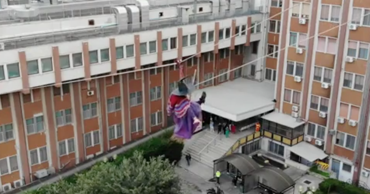 La Befana vien di giorno e con la teleferica per portare i doni ai bimbi di Taranto