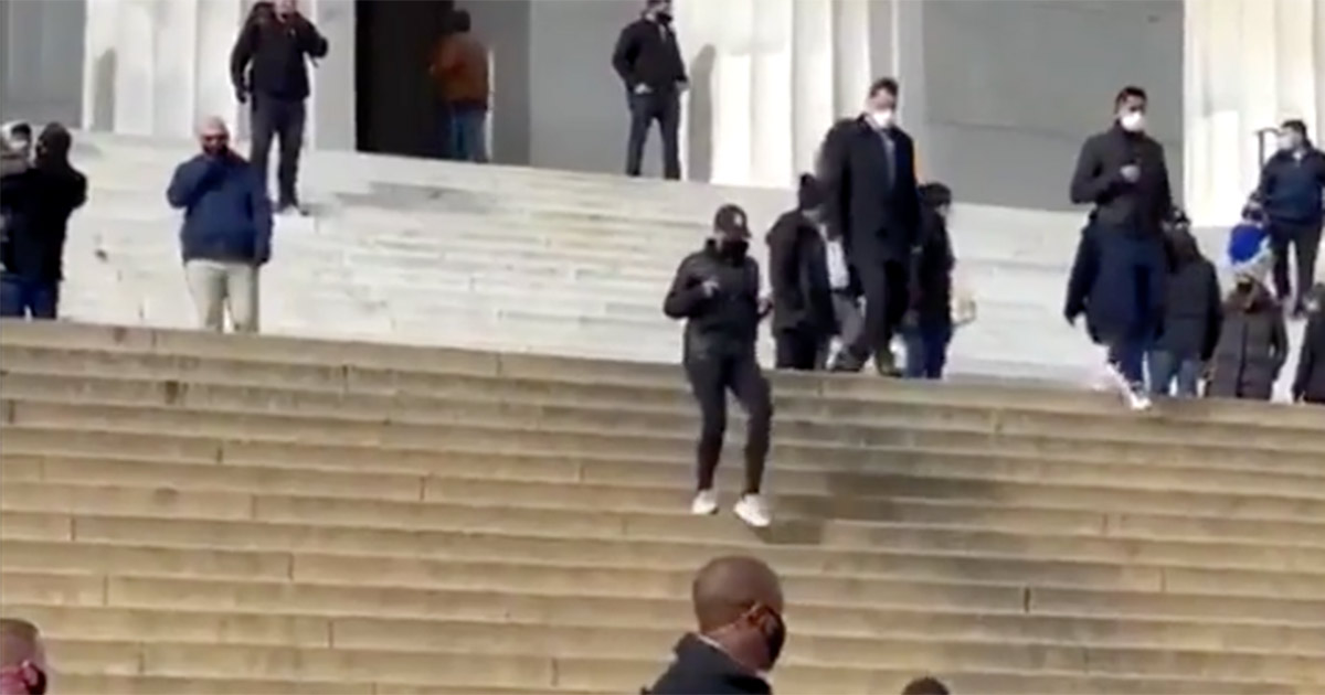 La vicepresidente Kamala Harris in stile “Rocky”: l’allenamento sulle scale del Lincoln Memorial