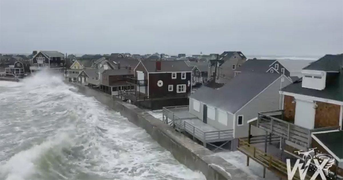 Massachusetts: le onde giganti si abbattono sulle case