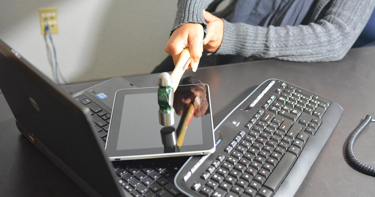 Picchiare il computer quando non funziona può aiutare, lo dicono gli esperti
