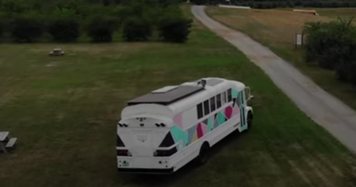 Usa, lasciano tutto per vivere viaggiando a bordo di uno scuolabus