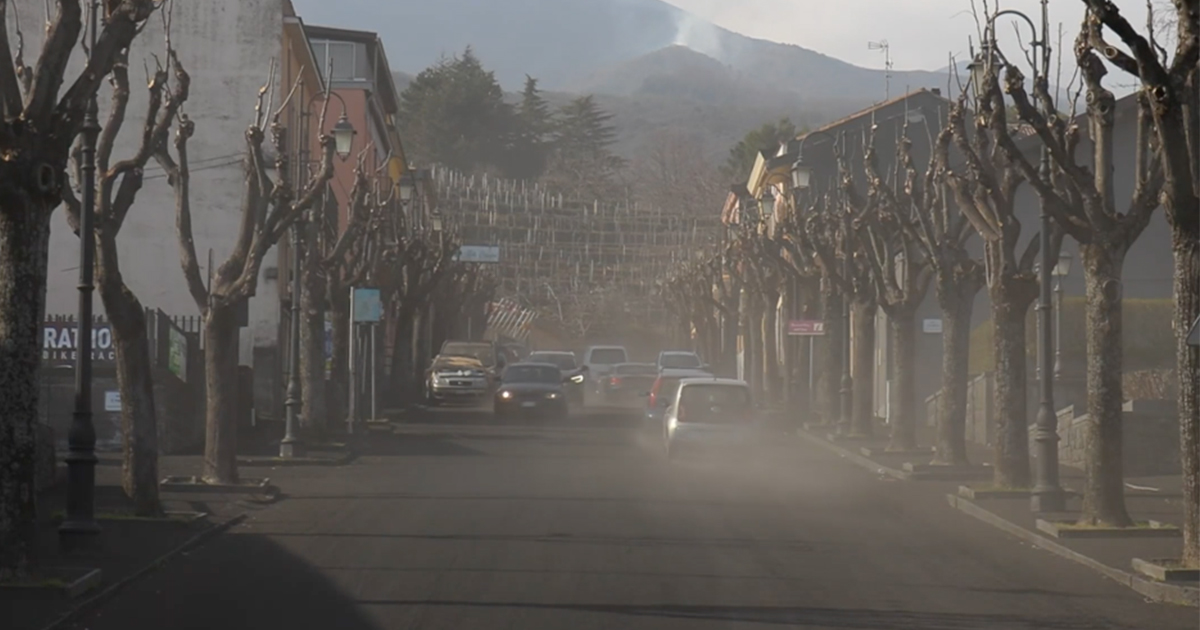 Etna in eruzione: la cenere arriva fino al mare, ecco le immagini