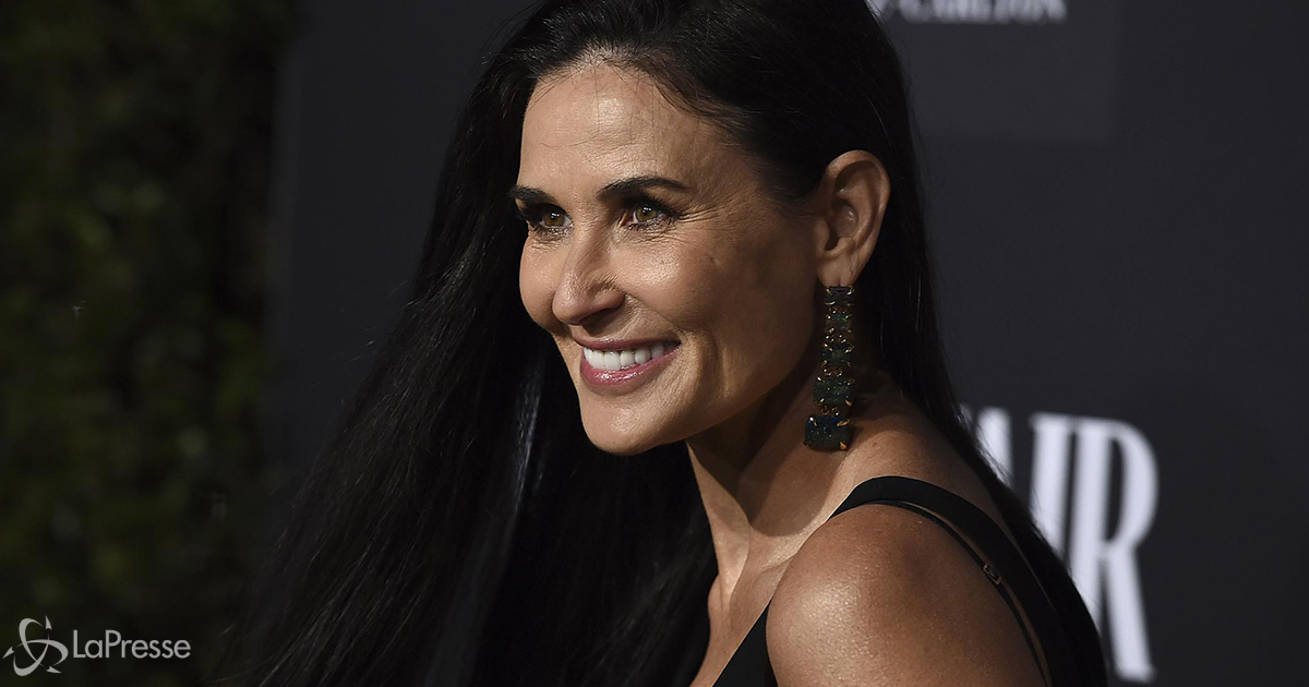 Demi Moore in abito lungo, bianco e trasparente stupisce i follower