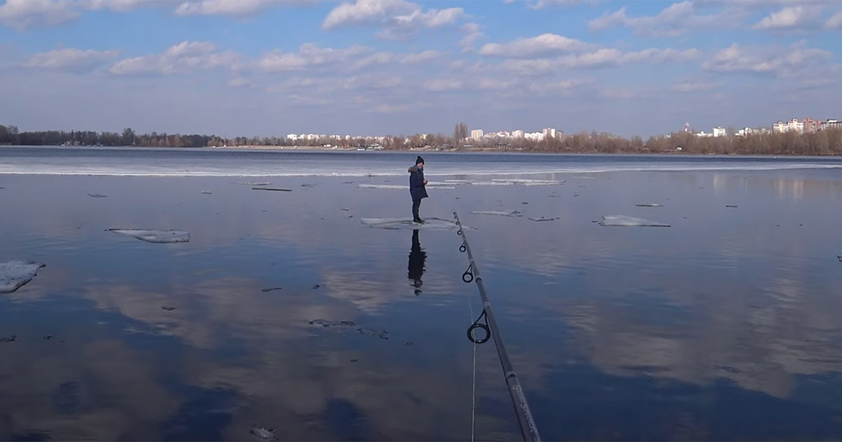 Con la sua canna da pesca salva un bambino alla deriva sul fiume: il video è incredibile
