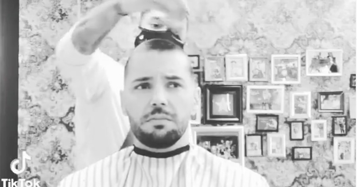 Il barbiere deve affrontare la chemio, il suo collega si rasa i capelli come lui