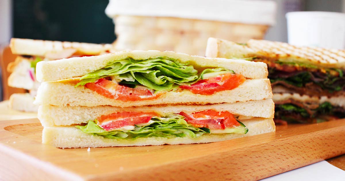 La moglie gli prepara i panini ogni giorno, lui li vende per pagarsi il ristorante