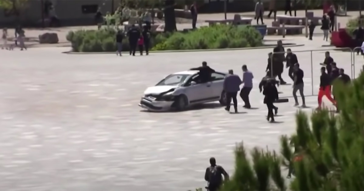Auto fuori controllo nel centro di Tirana, un passante ferma il guidatore con un calcio volante