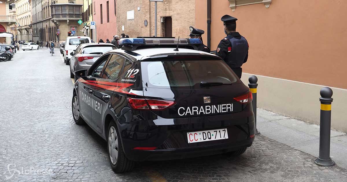 Il ladro rapina un negozio ma poi ci ritorna perché gli era caduto il telefono: arrestato