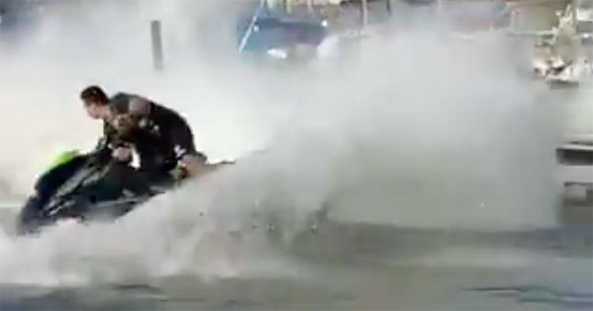 Spegne l’incendio usando la sua moto d’acqua: l’impresa di un pompiere fuori servizio