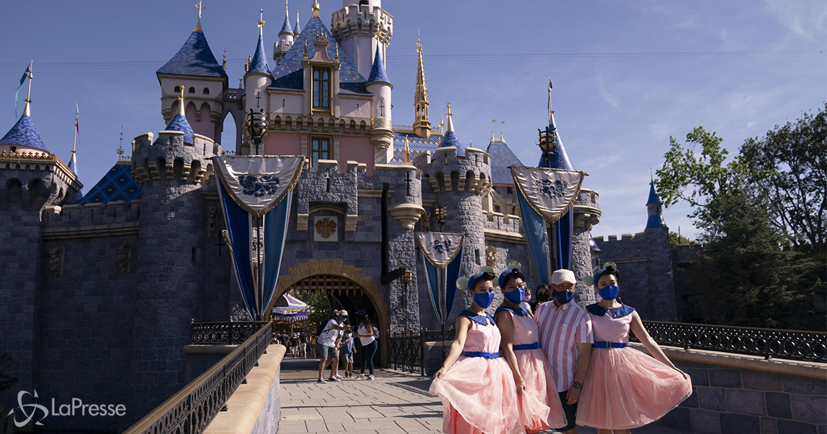 Riapre Disneyland in America: le immagini emozionano il web