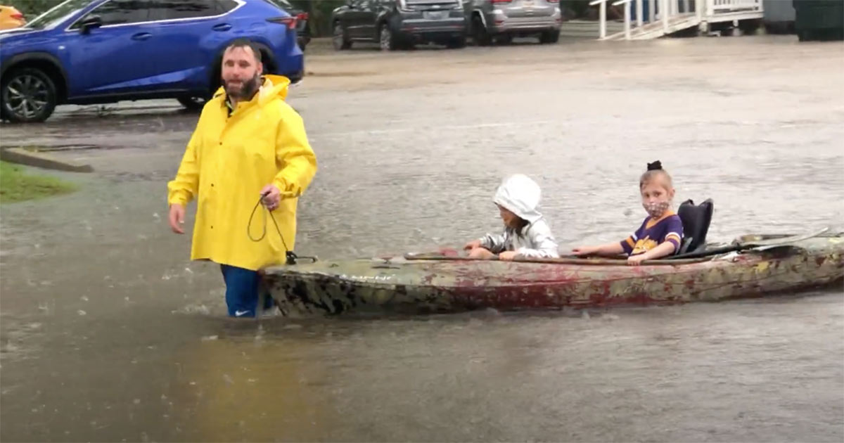 Alluvione in Louisiana: il padre va a prendere i figli a scuola con un kayak