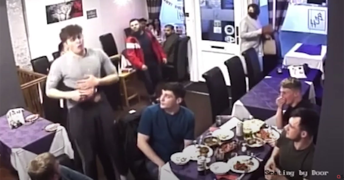 Il cameriere eroe che salva la vita al cliente con la manovra di Heimlich: ecco il video