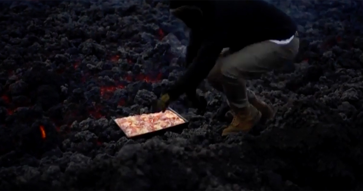 Quest’uomo ha cucinato la pizza sulla lava del vulcano Pacaya: ecco come ci è riuscito