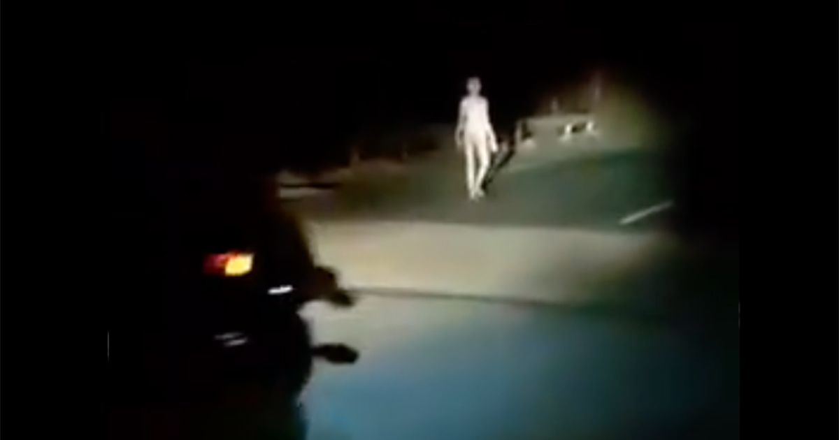 È davvero un alieno quello che passeggia a bordo strada? Il video diventa virale