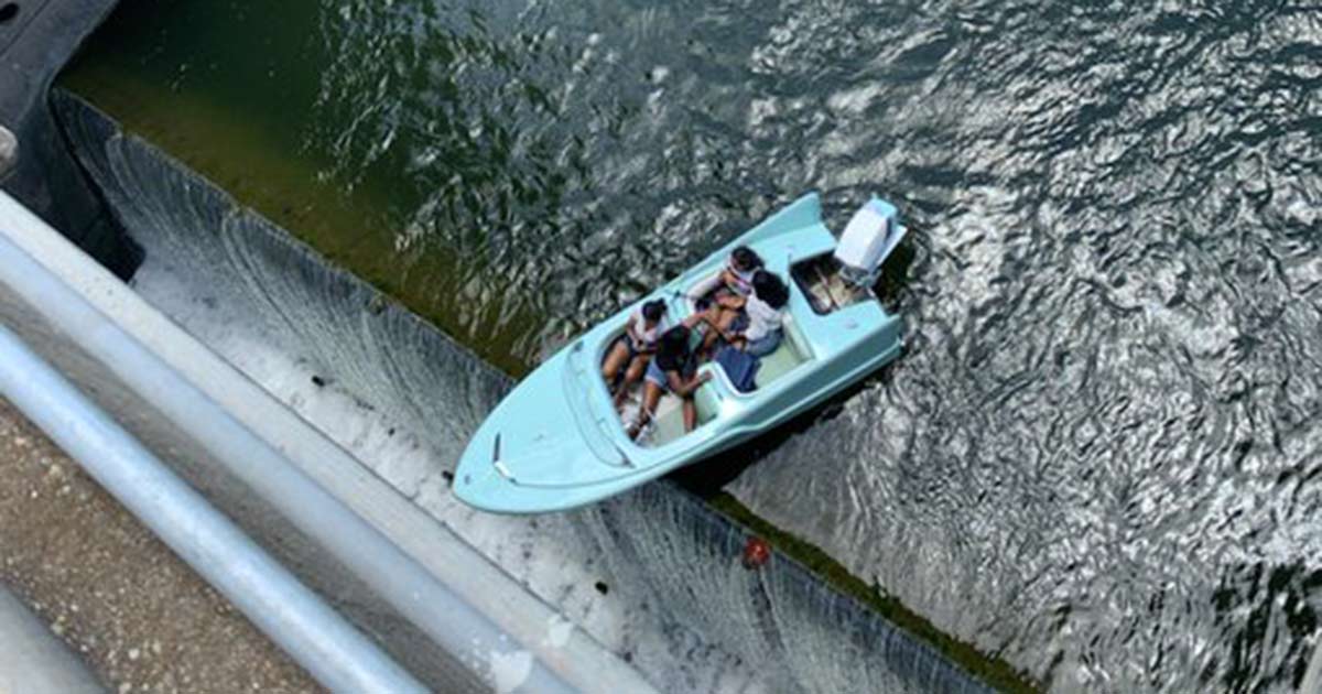 La barca rimane in bilico sulla diga: ecco le immagini del salvataggio