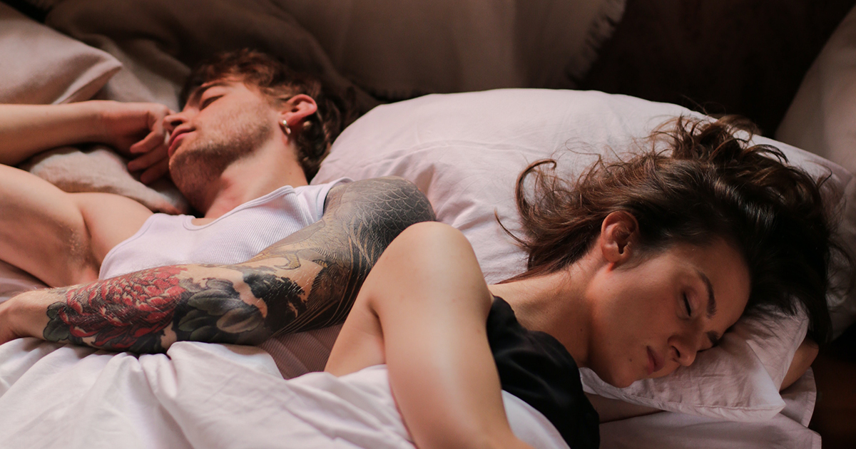 La scienza conferma: l’odore del partner ci aiuta a dormire meglio