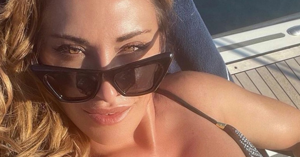 Sabrina Salerno anticipa l’estate: ecco il suo selfie dal mare