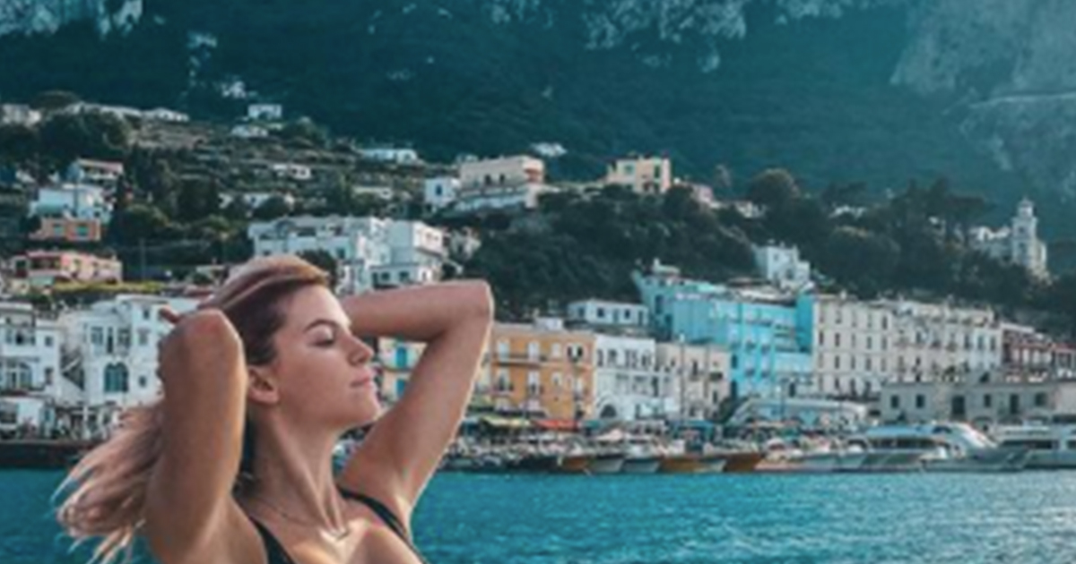 Sara Croce in barca e costume stringatissimo nella sua isola preferita