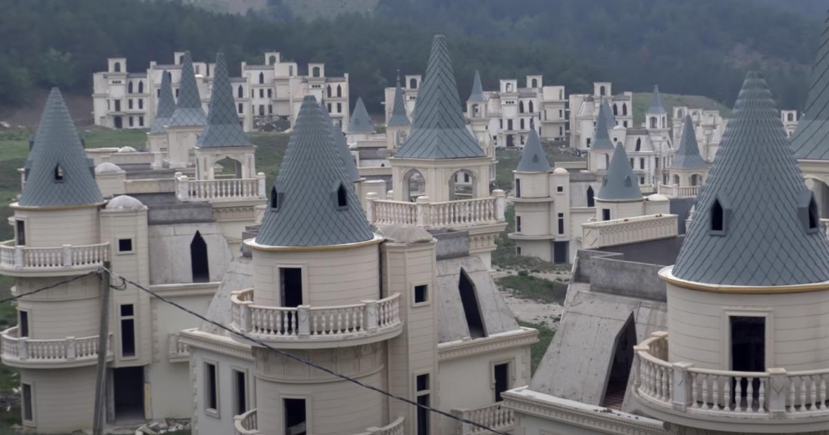 Da potenziale Disneyland a città fantasma: ecco il villaggio con i castelli abbandonati