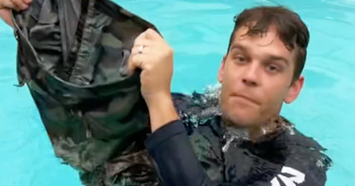 Questo marine ha un metodo molto particolare per evitare di affogare in mare