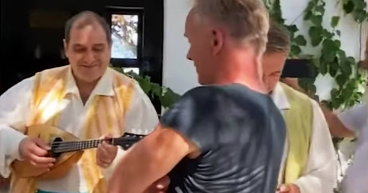 Sting canta “Englishman in New York” con due menestrelli a Positano: ecco il video