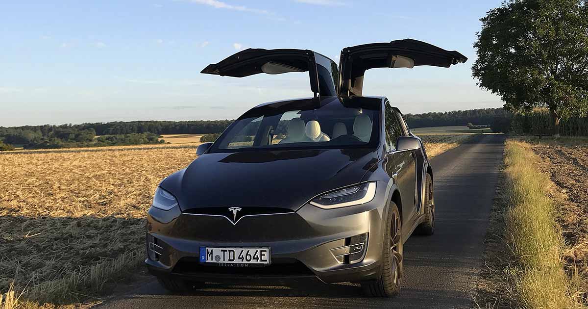 Viaggia con la porta della Tesla aperta e la distrugge contro un bus: il video diventa virale