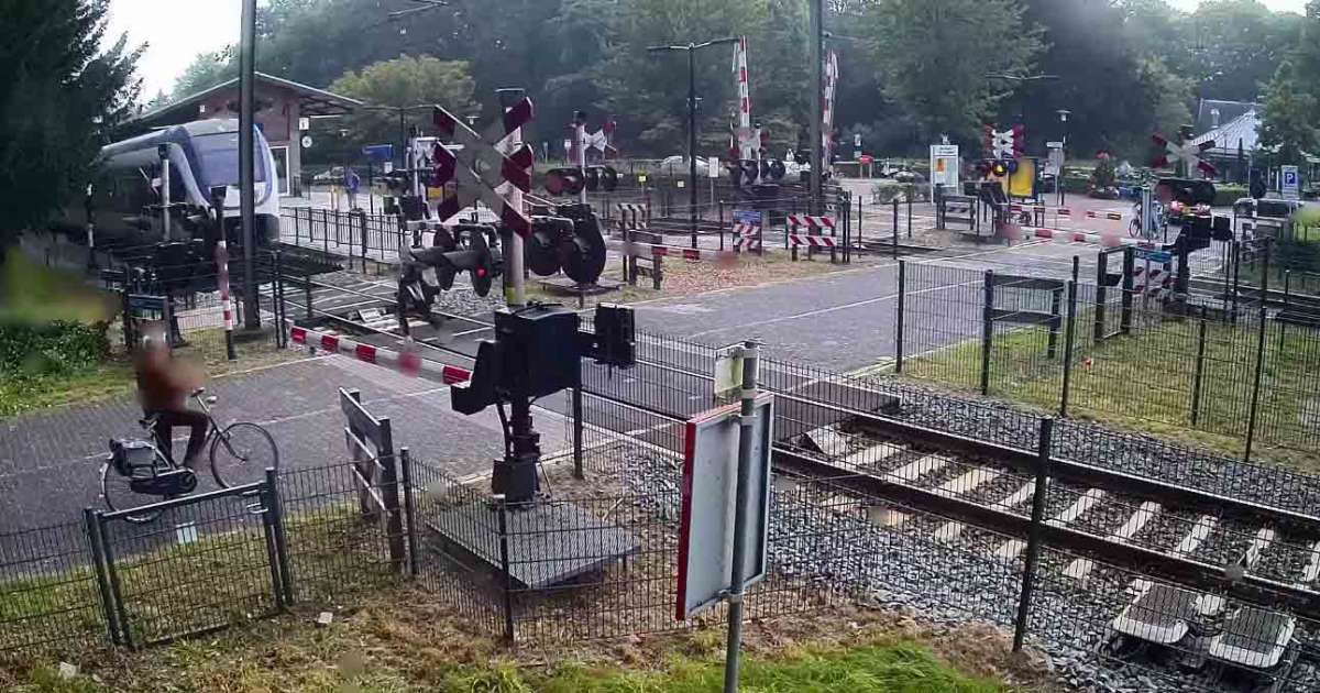 Attraversa i binari di corsa e si salva per un soffio: il video diventa virale
