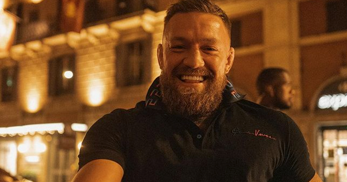 Roma, il fighter delle arti marziali Conor McGregor assediato dai fan a Roma: il video