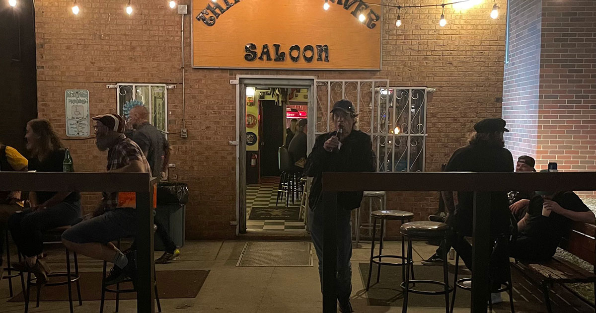 Mick Jagger in un piccolo bar mentre prende una birra: ma nessuno lo riconosce