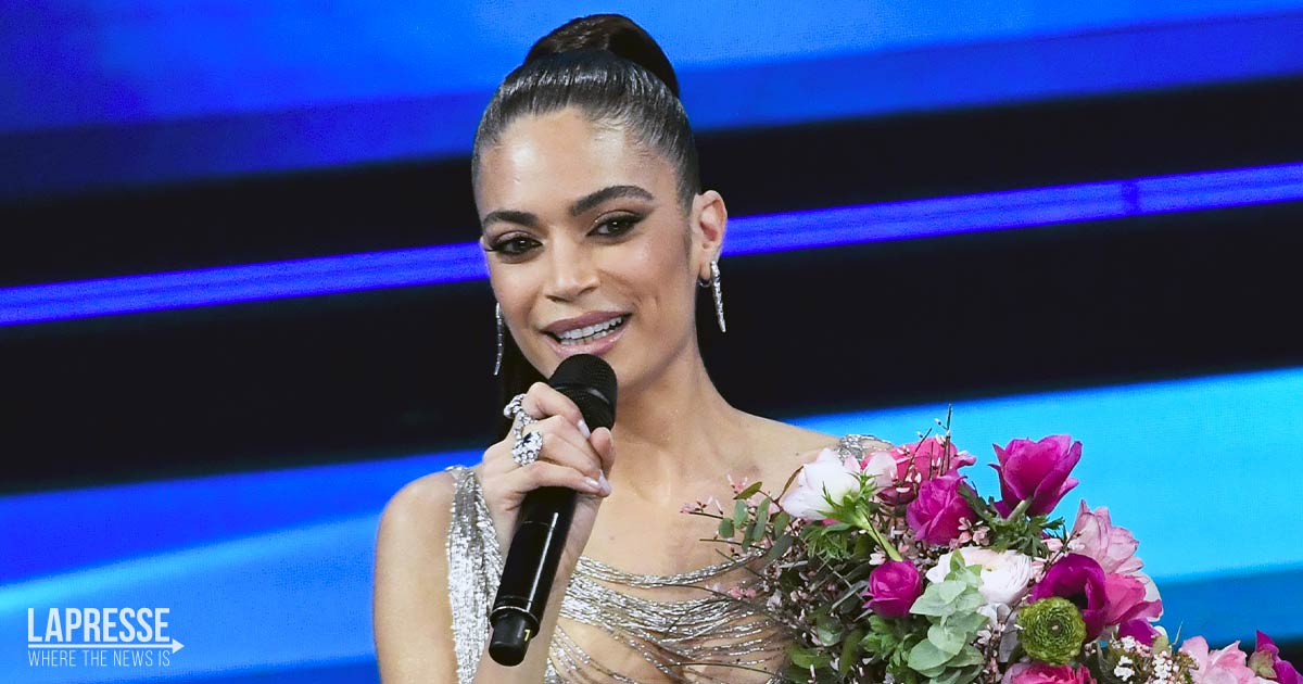 Elodie esce allo scoperto con Davide Rossi: le foto del bacio