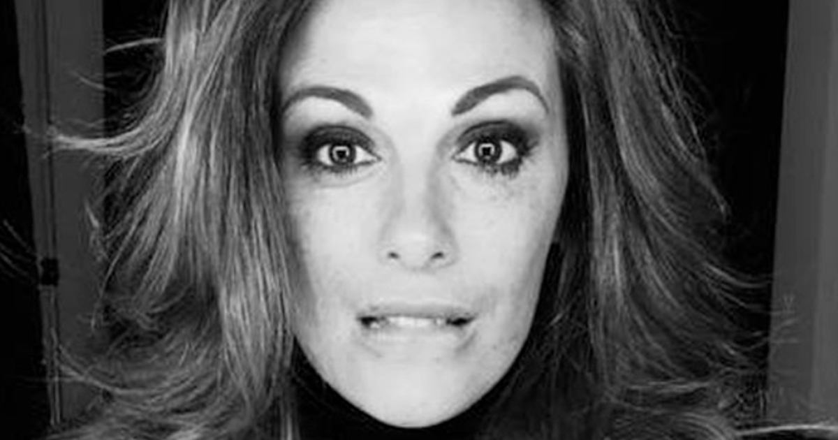 Vanessa Incontrada in un comodo maglione, capelli raccolti e viso senza trucco: il trionfo della bellezza naturale