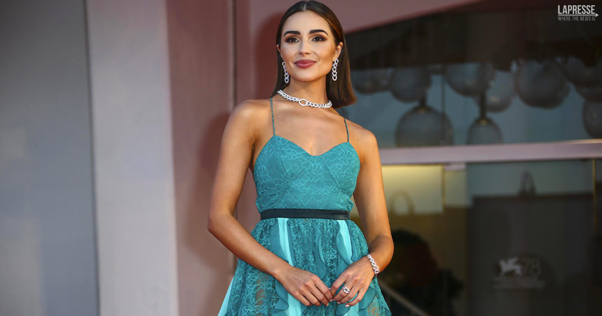La top model Olivia Culpo è costretta a coprirsi per prendere il volo: le immagini diventano virali