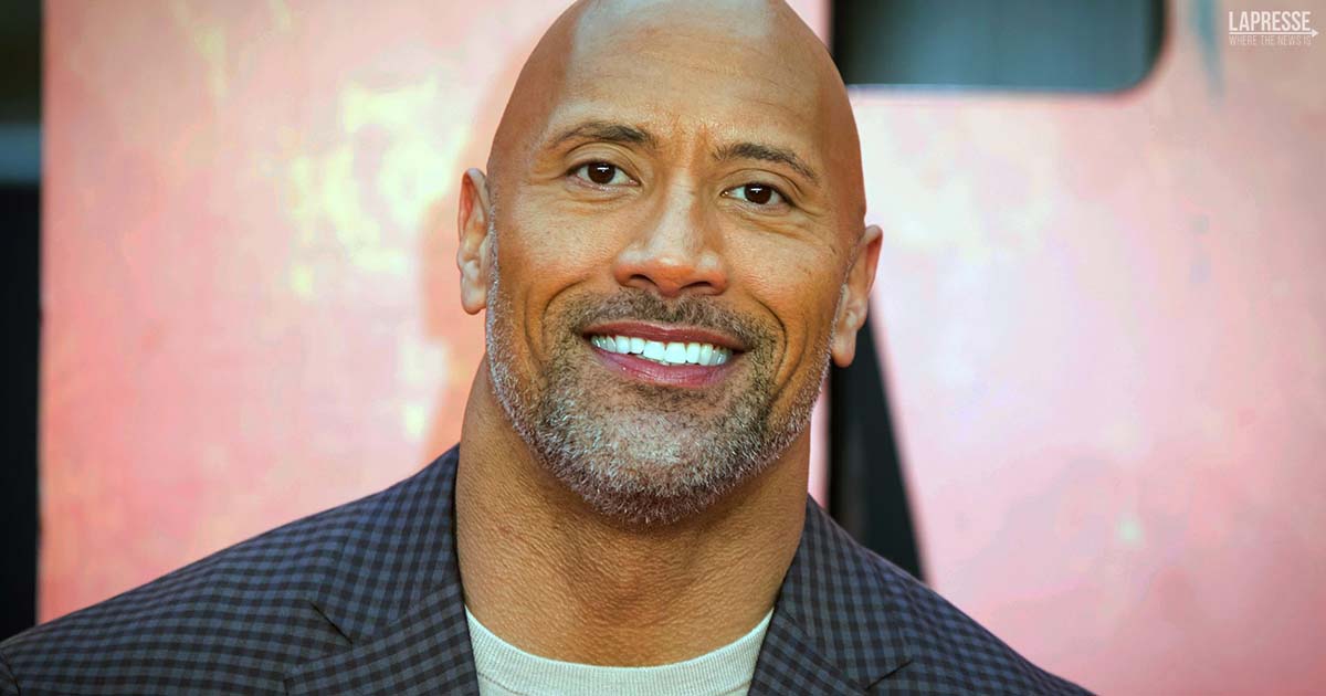 “Papà chiudi gli occhi”: ecco il video dello scherzo a The Rock da parte delle figlie