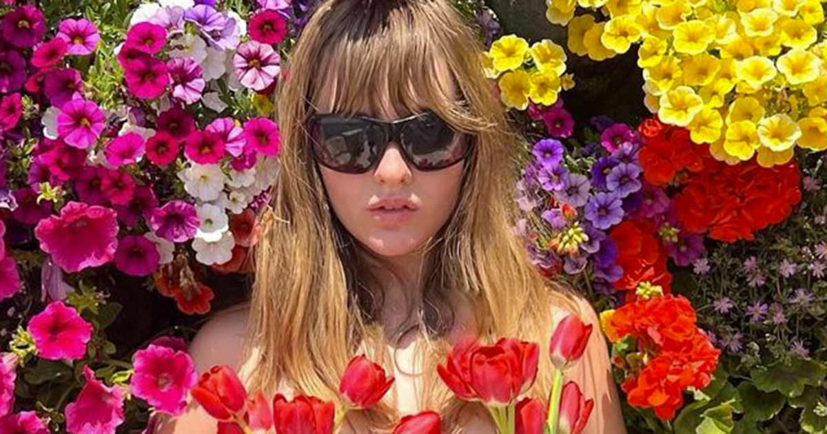 Victoria dei Måneskin nuda tra i fiori: ecco la reazione dei followers