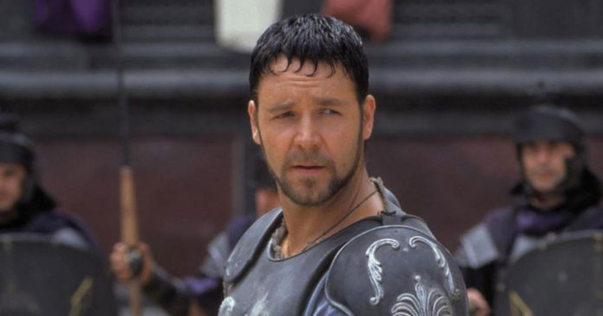 Russel Crowe torna al Colosseo con la famiglia: il commento è geniale