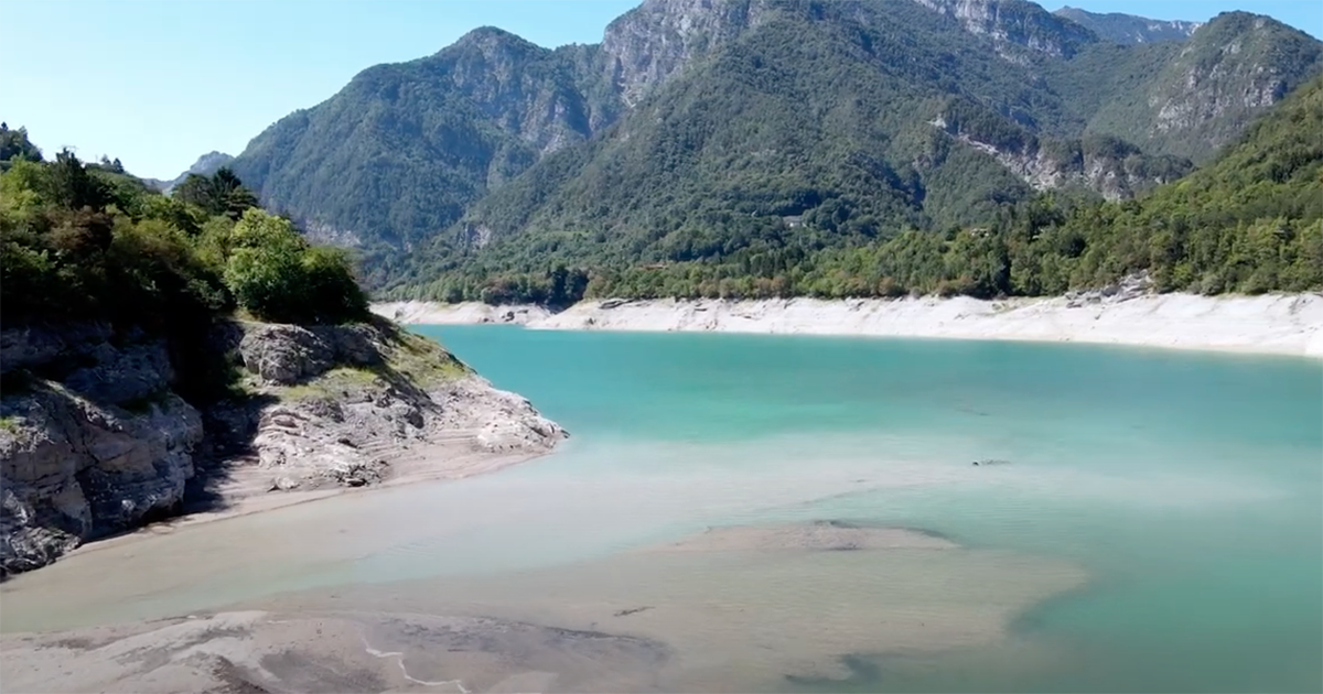 Le impressionanti immagini del borgo di Movada riemerso dal lago in secca