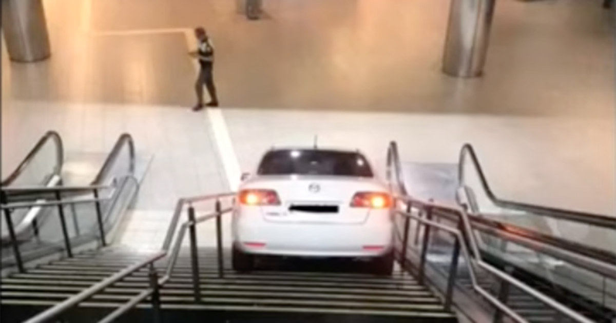 Ruba un’auto e rimane incastrato nella metro: il video della sfortunata fuga