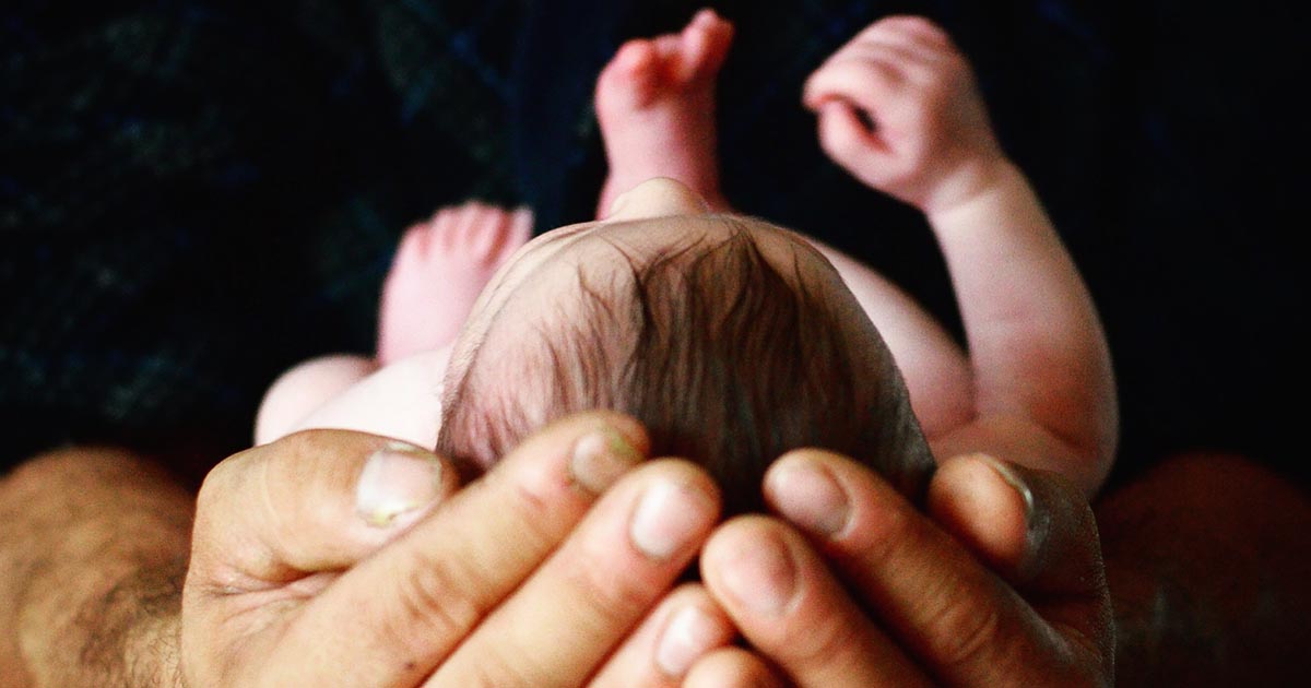 Dopo la nascita di un figlio il cervello dei padri si riduce del 2%: lo studio