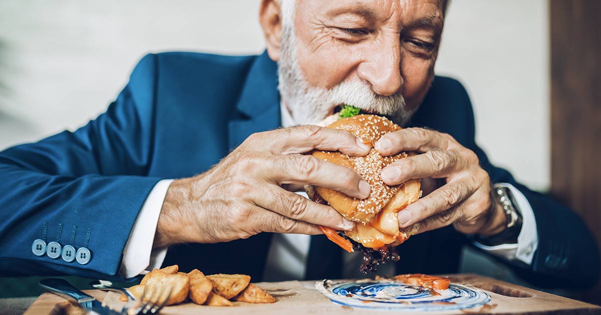 Un ottantaseienne prova per la prima volta in vita sua un cheeseburger da McDonald’s: ecco come è andata