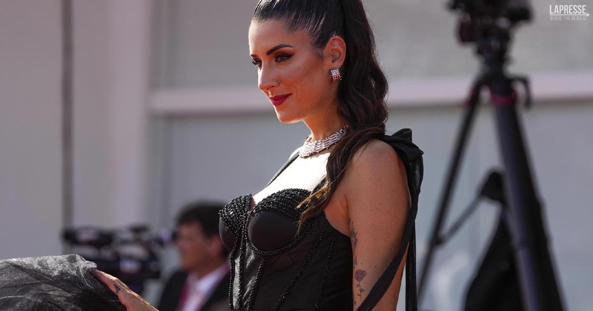 Un panorama da sogno: la foto in topless di Valentina Vignali fa impazzire i follower