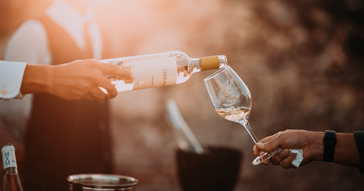 Matrimonio in polemica: si sposano in un Wine Resort ma fanno pagare il vino agli invitati
