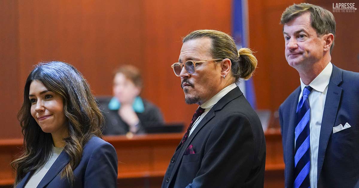 Gli avvocati di Johnny Depp vanno al suo concerto: la foto è epica