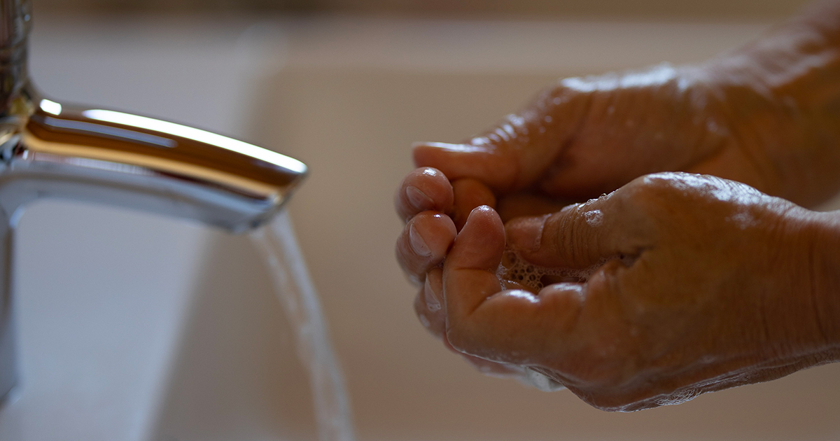 Salviette di carta o getto d’aria calda: ecco qual è la scelta più igienica per le mani