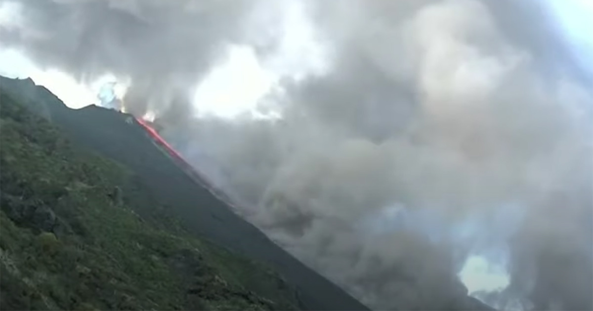La lava corre fino al mare: le incredibili immagini del vulcano Stromboli in eruzione