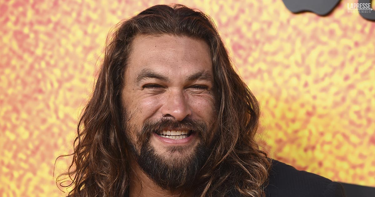 Jason Momoa ha un animale domestico molto particolare: il video con in braccio Manapua