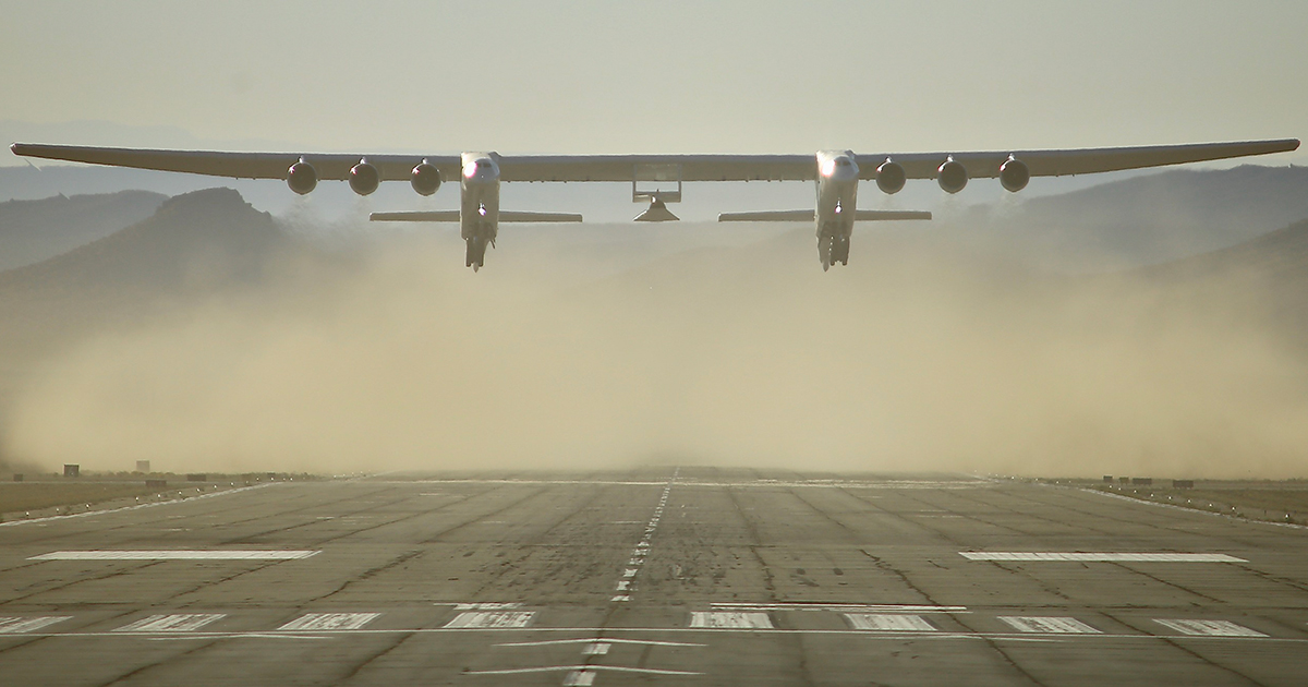 Ecco come vola lo Stratolaunch Roc, l’aereo più grande del mondo